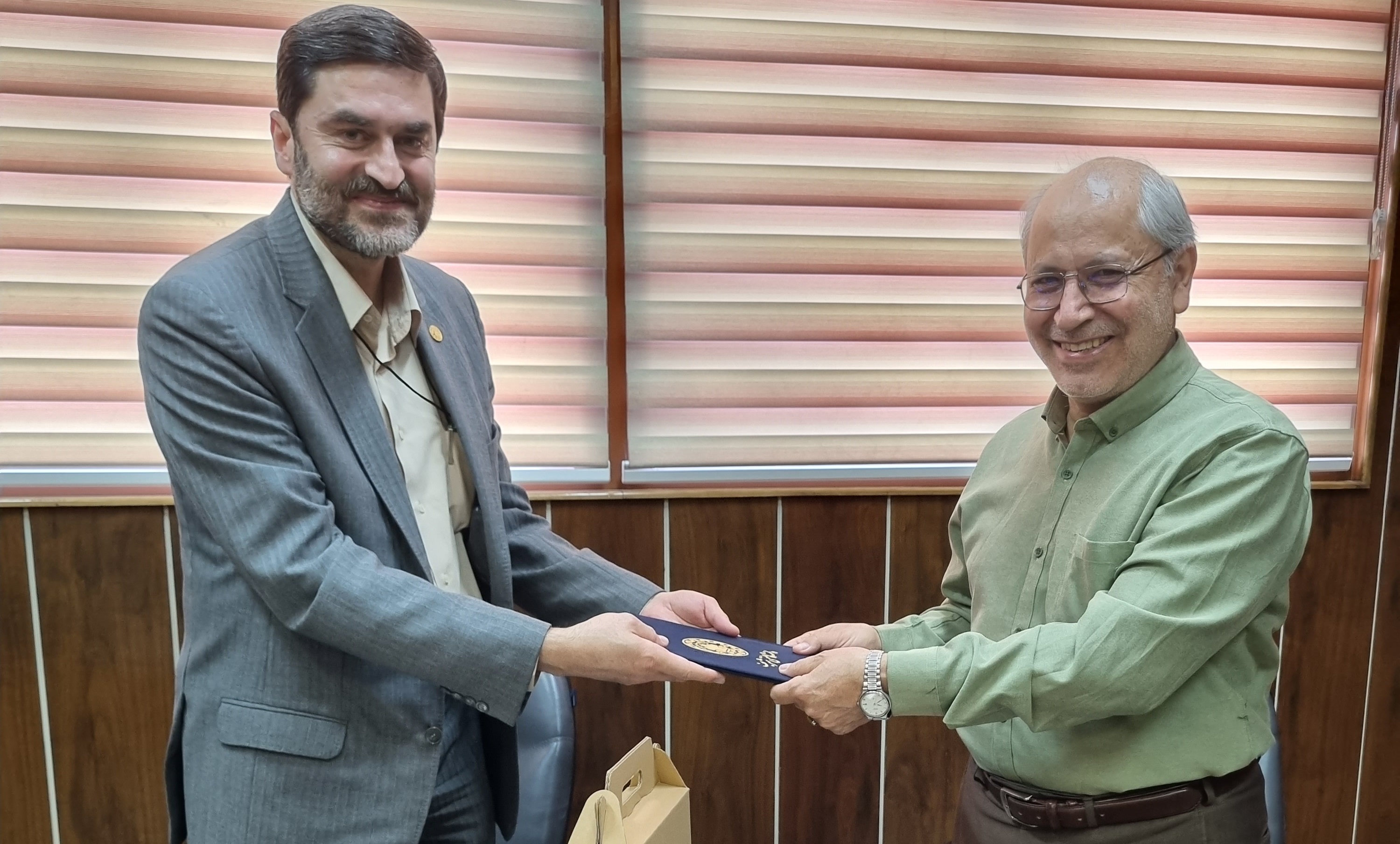 اهدای حکم بازنشستگی جناب آقای دکتر نیلی